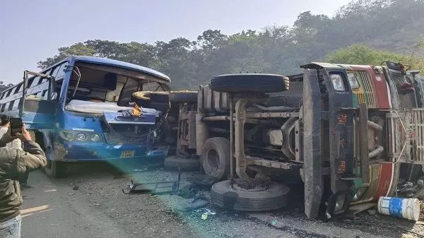 CG Accident: यात्रियों से भरी बस ट्रक से टकराई, तीन की गई जान, दर्जन भर यात्री घायल…