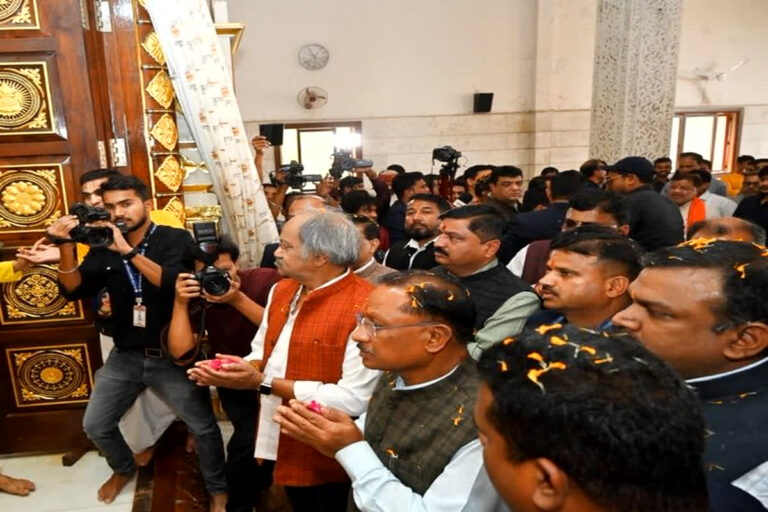 CM Sai In Ram Mandir: चावल अर्पण के अवसर पर राम मंदिर पहुंचे सीएम साय, भगवान राम व माता जानकी की पूजा अर्चना कर की खुशहाली की कामना