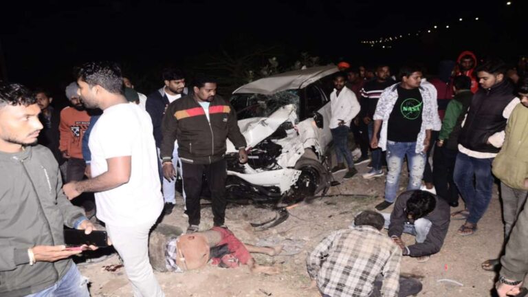 CG ACCIDENT NEWS: नशे में धुत कार चालक ने 4 लोगों को रौंदा, एक युवक की मौके पर मौत, 3 गंभीर