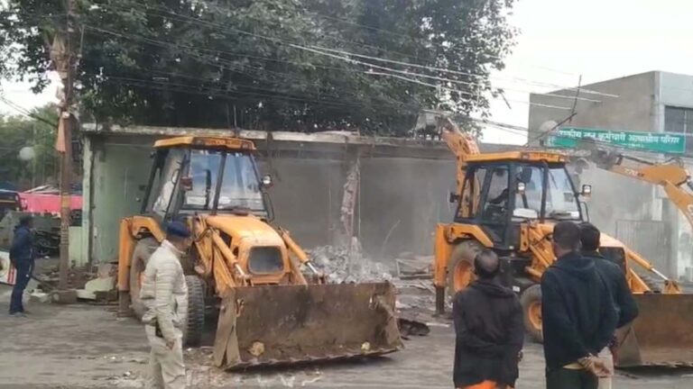 Bulldozer Action Raipur: महापौर ढेबर के ही वार्ड में दौड़ रहा BJP का ‘बुलडोजर’.. कालीबाड़ी चौक से हटाया गया 10 साल पुराना अवैध अतिक्रमण