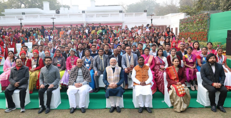 रायपुर : छत्तीसगढ़ की झांकी ‘बस्तर की आदिम जनसंसद, मुरिया दरबार‘ में शामिल लोक-कलाकारों ने प्रधानमंत्री नरेन्द्र मोदी से की मुलाकात