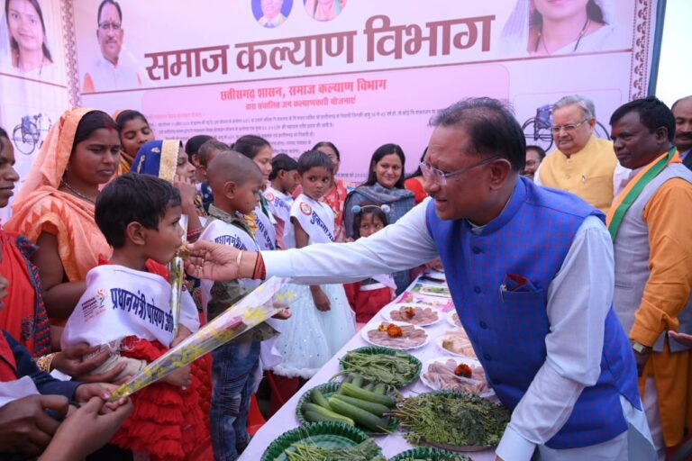 बच्चों के हाथों में केक देखकर मुख्यमंत्री ने पूछा किसका जन्मदिन है, बच्चों का जवाब सुनकर उन्होंने  खुद काटा केक