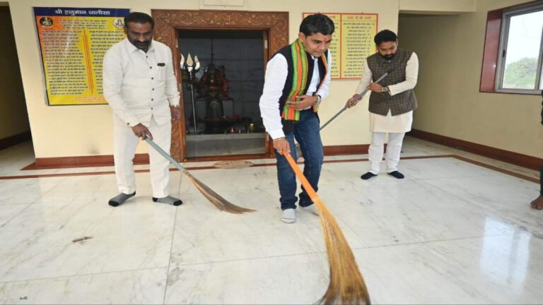 मंत्री टंकराम वर्मा ने मंदिर प्रांगण में झाड़ू लगाकर साफ-सफाई का दिया संदेश