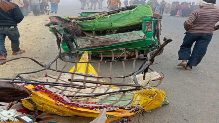 Road Accident: गंगा स्नान करने ऑटो से जा रहे थे लोग, तेज रफ्तार ट्रक ने मारी टक्कर, 12 लोगों की दर्दनाक मौत, मची चीख-पुकार