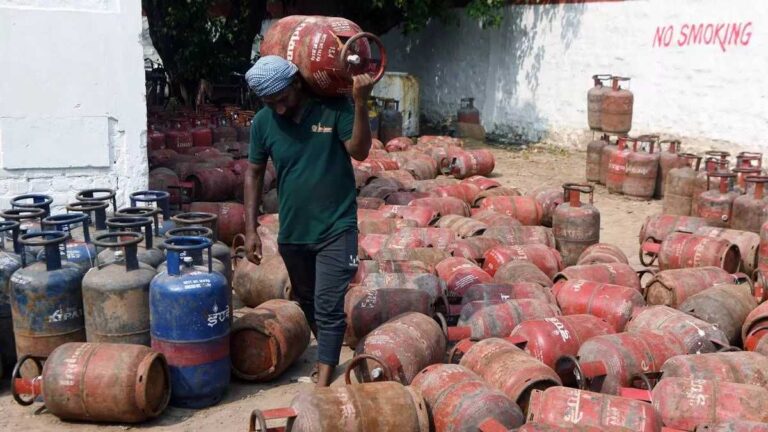 LPG Price: नए साल का तोहफा, इतने रुपये सस्ता हुआ सिलेंडर, जानिए अब कितनी होगी कीमत