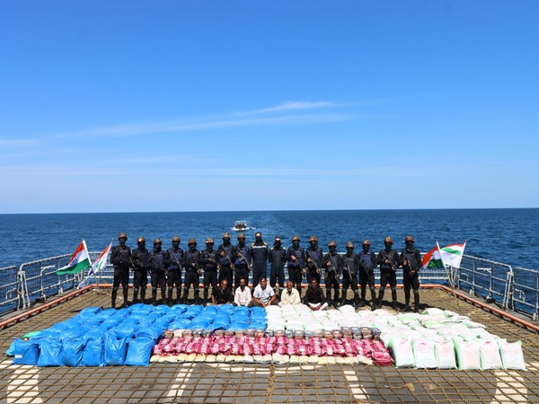 भारतीय नौसेना और NCB का समंदर में एक्शन, पकड़ी 3000 किलो से ज्यादा की ड्रग्स