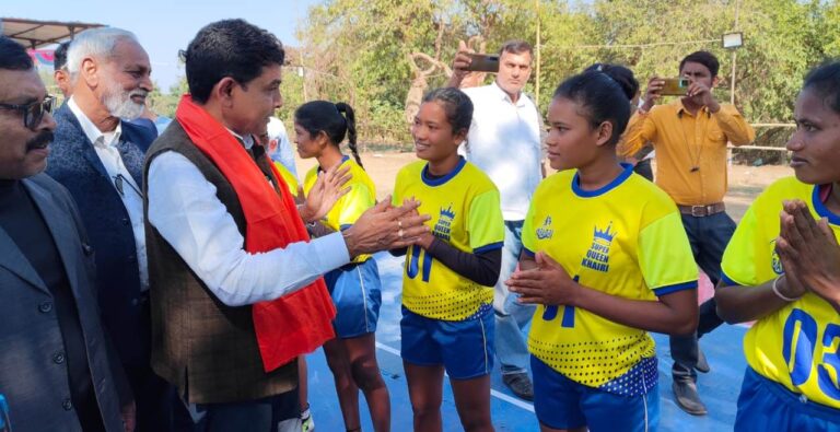 खेल एवं युवा कल्याण मंत्री वर्मा ने मदकुदीप में कबड्डी प्रतियोगिता का किया शुभारंभ, राष्ट्रीय एवं राज्य स्तरीय खिलाड़ियों को मेडल व प्रमाण पत्र देकर किया सम्मानित