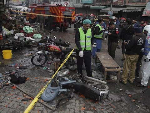 Pakistan Blast: पाकिस्‍तान में चुनाव से एक दिन पहले 2 बड़े धमाके, अब तक 26 की मौत