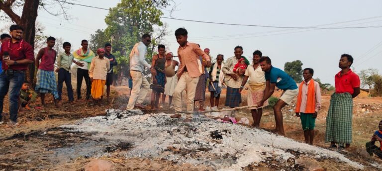 Holi Special: छत्तीसगढ़ के इस गांव में होलिका दहन के बाद धधकते अंगारे पर नंगे पाव चलते हैं लोग, प्राचीन काल से चली आ रही है यह परंपरा