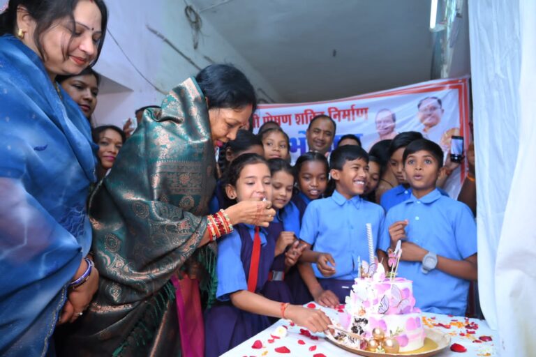 क्योंकि अपने हाथों में अपनेपन का जादू होता है…..मुख्यमंत्री की धर्मपत्नी ने अपने जन्मदिन पर आयोजित न्योता भोज में अपने हाथों से बनी खीर बच्चों को परोसी