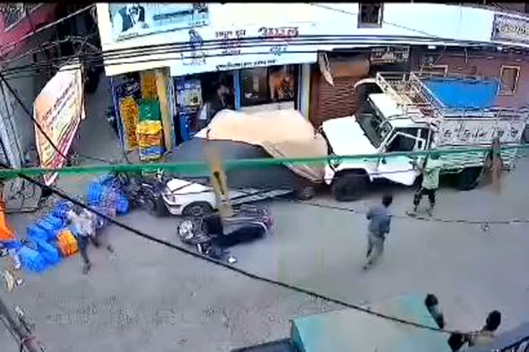 Accident Live Video: लोडिंग वाहन ने कई वाहनों को मारी टक्कर, घटना का वीडियो हुआ वायरल