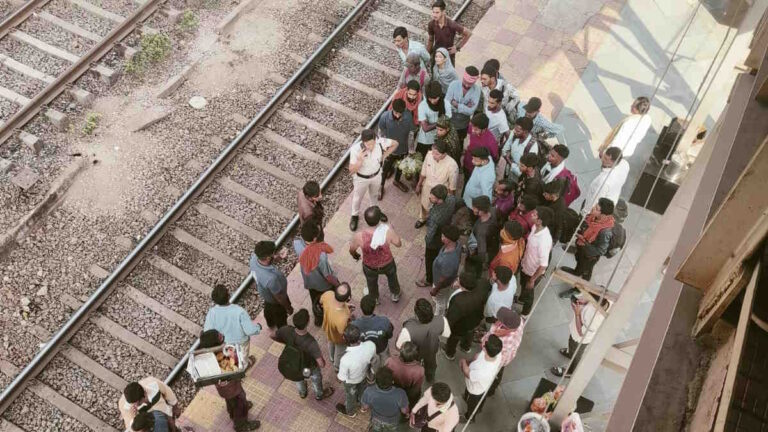 CG NEWS: दुर्ग रेलवे स्टेशन में वेंडरों की दबंगई, यात्री को पीट-पीटकर किया लहूलुहान…