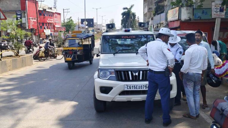 ऑपरेशन विश्वास : ट्रैफिक नियम तोड़ने वालों पर पुलिस सख्त, चेकिंग अभियान चलाकर एक दिन में वसूले लगभग डेढ़ लाख