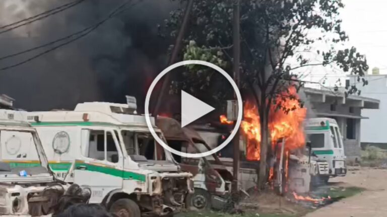 Raipur News: सामुदायिक स्वास्थ केंद्र के बाहर रखी 4 एंबुलेंस में लगी आग, मचा हड़कंप, देखे वीडियो