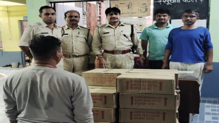 Liquor Smuggling: कार से 1 लाख 65 हजार रुपये की शराब जब्त, पुलिस ने घेराबंदी कर पकड़ा