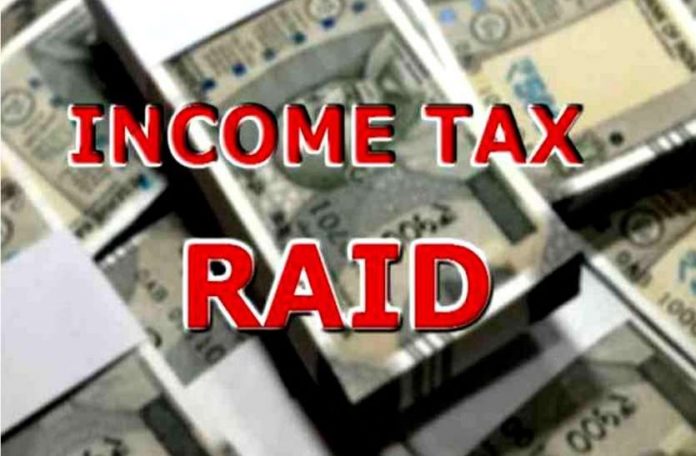 Income Tax Raid: शहर में इनकम टैक्स की छापेमार कार्रवाई जारी, खंगाले जा रहे कई दस्तावेज, हो सकता है बड़ा खुलासा