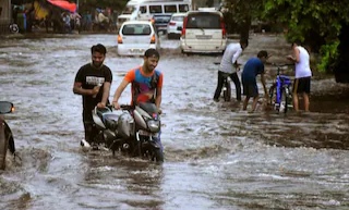 Monsoon Weather Report: यहां ऐसे बरस रहे बदरा कि 1600 लोगों की जान हलक में आई, सड़कें बह गईं, कई जगह लैंडस्‍लाइड