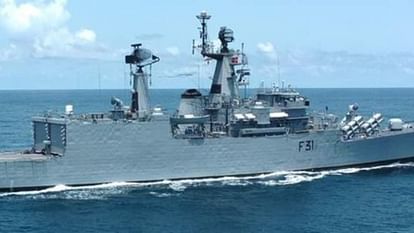 Indian Navy: आईएनएस ब्रह्मपुत्र पर भीषण आग से बड़ा नुकसान, हादसे में एक तरफ झुका जहाज, एक नाविक लापता