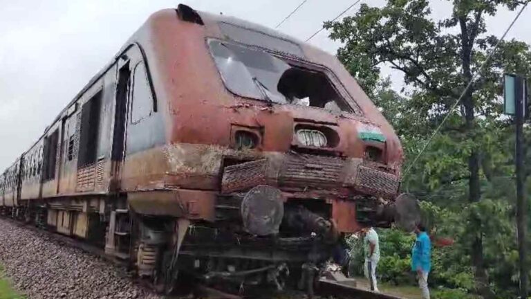 छत्तीसगढ़ में ट्रेन हादसा : पेड़ से टकराई रेल, डिरेल हुआ इंजन, पायलट को भी आई चोट, कई गाड़‍ियां रद्द
