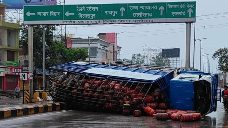 बड़ा हादसा टला, सिलेंडरों से भरा ट्रक पलटा, सड़क पर बिखरे गैस सिलेंडर