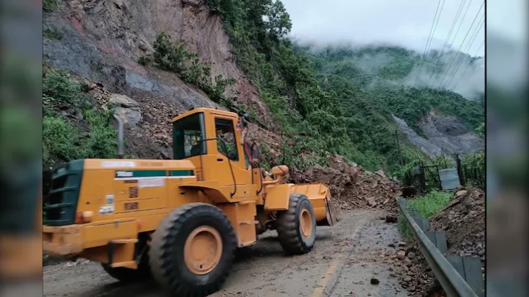 नेपाल में लैंडस्लाइड की वजह से त्रिशूल नदी में बह गईं दो बसें, सवार थे 60 से ज्यादा यात्री, रेस्क्यू ऑपरेशन जारी