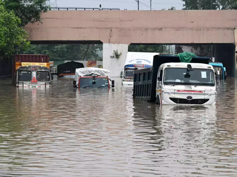 Weather News: उत्तराखंड में भारी बारिश से तबाही, यमुनोत्री धाम में अस्थायी पुल टूटा, गुजरात में बाढ़
