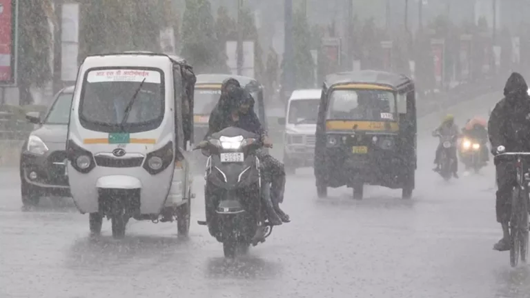 CG Weather Update: सरगुजा में हैवी रेन का रेड अलर्ट, प्रदेश के 20 जिलों में भारी बारिश का यलो अलर्ट और पांच जिलों में ऑरेंज अलर्ट जारी