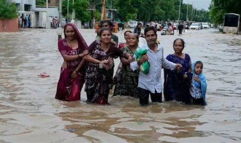 Gujarat Rains: गुजरात में भारी बारिश और बाढ़ से हालात बिगड़े, आज प्राइमरी  स्कूलों की छुट्टी, IMD ने जारी किया रेड अलर्ट -