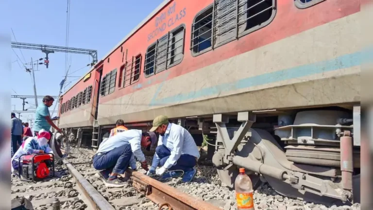 Sabarmati Express Derailed: साबरमती एक्सप्रेस के 25 डिब्बे पटरी से उतरे, रेलमंत्री बोले- भारी वस्तु से टकराई, कोई हताहत नहीं