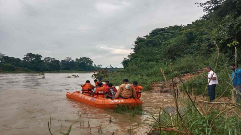 केलो नदी में डूबा युवक, पतासाजी में जुटी गोताखोर की टीम, अफसरों के साथ मौके पर पहुंचे मंत्री ओपी चौधरी