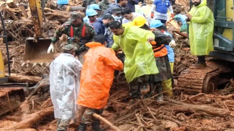 Wayanad Landslide Update: वायनाड भूस्खलन में बढ़ा मरने वालों का आंकड़ा, 308 लोगों की मौत, सर्च अभियान अभी भी जारी..