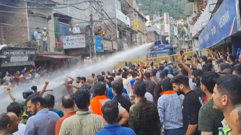 Mandi Masjid Protest: शिमला के बाद मंडी में भी मस्जिद पर बवाल, हिंदू संगठनों का बड़ा प्रदर्शन, पुलिस ने की पानी की बौछार