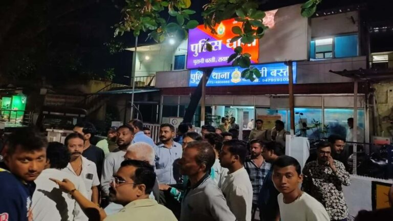 राजधानी में गांजे के अवैध कारोबार के खिलाफ फूटा लोगों का गुस्सा, थाने का किया घेराव