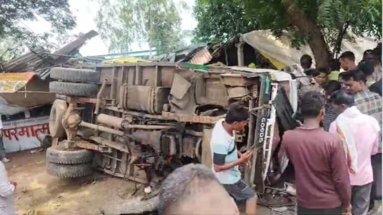 Road Accident : ट्रक ने बस को मारी जोरदार टक्कर, भीषण सड़क हादसे में 4 की मौत, 20 घायल