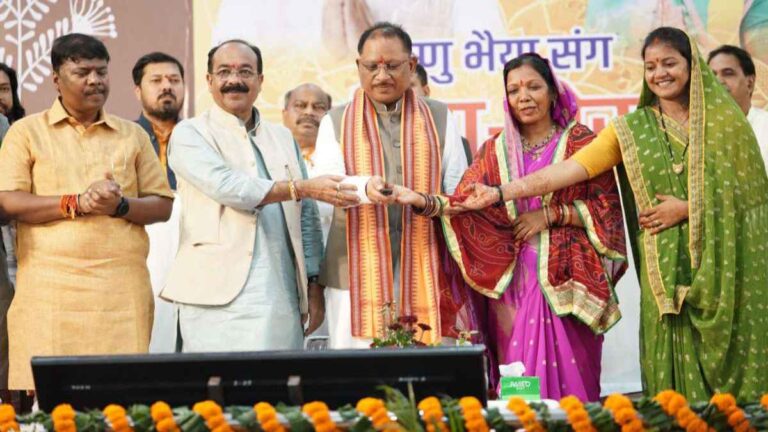 CM विष्णुदेव साय ने तीजा-पोरा के मौके पर दी बड़ी सौगात: 70 लाख महिलाओं के खाते में ट्रांसफर किये 1-1 हजार, सुपोषण रथ को दिखाई हरी झंडी