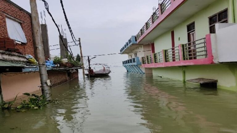 समंदर बना प्रयागराज : घरों में घुसा पानी, लोग छत पर रहने को मजबूर, सड़कों पर चल रही गाड़ी की जगह नाव