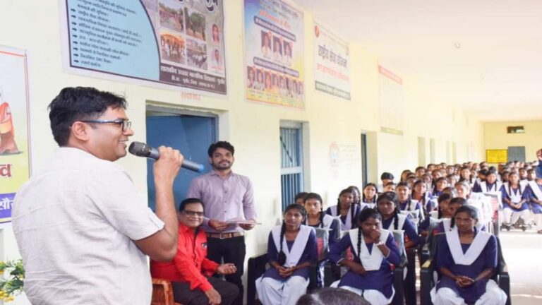 औचक निरीक्षण में पुसौर स्कूल पहुंचे वित्त मंत्री ओ.पी.चौधरी, लैब निर्माण के लिए 20 लाख और पुस्तकों के लिए 2 लाख रुपये की घोषणा….