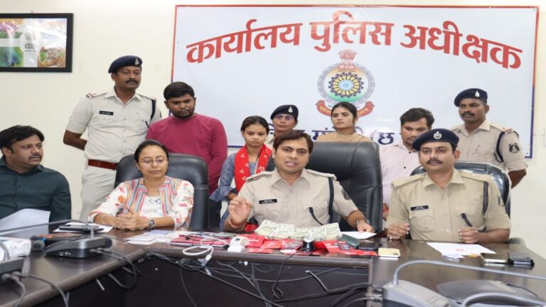 CG CRIME: डेबिट कार्ड चार्ज बंद करने का झांसा देकर शख्स से की 15 लाख की ठगी, पुलिस ने 3 आरोपियों को दिल्ली से किया गिरफ्तार