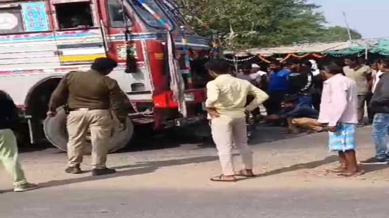 Damoh Accident: ट्रक ने बाइक को मारी टक्कर, पत्नी की मौत, पिता-पुत्री अस्पताल में भर्ती